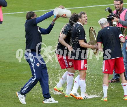 Fussball. OEFB Samsung Cup. Finale. Red Bull Salzburg gegen SKN St. Poelten. Jubel Sektdusche (Salzburg). Klagenfurt, 18.6.2014.
Foto: Kuess
---
pressefotos, pressefotografie, kuess, qs, qspictures, sport, bild, bilder, bilddatenbank