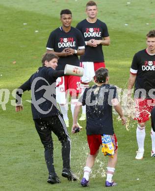 Fussball. OEFB Samsung Cup. Finale. Red Bull Salzburg gegen SKN St. Poelten. Jubel Sektdusche (Salzburg). Klagenfurt, 18.6.2014.
Foto: Kuess
---
pressefotos, pressefotografie, kuess, qs, qspictures, sport, bild, bilder, bilddatenbank