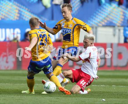 Fussball. OEFB Samsung Cup. Finale. Red Bull Salzburg gegen SKN St. Poelten. Kevin Kampl, (Salzburg), Marcel Holzmann, Dominik Hofbauer (St.Poelten). Klagenfurt, 18.6.2014.
Foto: Kuess
---
pressefotos, pressefotografie, kuess, qs, qspictures, sport, bild, bilder, bilddatenbank