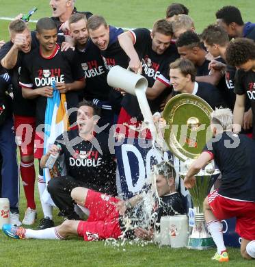 Fussball. OEFB Samsung Cup. Finale. Red Bull Salzburg gegen SKN St. Poelten. Sektdusche fuer Soriano Casas Jonatan (Salzburg). Klagenfurt, 18.6.2014.
Foto: Kuess
---
pressefotos, pressefotografie, kuess, qs, qspictures, sport, bild, bilder, bilddatenbank