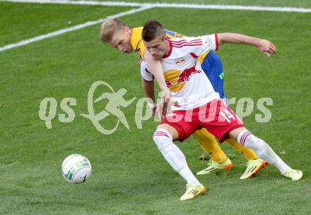 Fussball. OEFB Samsung Cup. Finale. Red Bull Salzburg gegen SKN St. Poelten. Valon Berisha,  (Salzburg), Marcel Holzmann (St.Poelten). Klagenfurt, 18.6.2014.
Foto: Kuess
---
pressefotos, pressefotografie, kuess, qs, qspictures, sport, bild, bilder, bilddatenbank