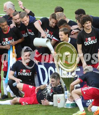 Fussball. OEFB Samsung Cup. Finale. Red Bull Salzburg gegen SKN St. Poelten. Sektdusche fuer Soriano Casas Jonatan (Salzburg). Klagenfurt, 18.6.2014.
Foto: Kuess
---
pressefotos, pressefotografie, kuess, qs, qspictures, sport, bild, bilder, bilddatenbank