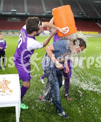 Fussball KFV Cup. Finale. SK Austria Klagenfurt gegen Lendorf. Sandro Zakany, Dusche fuer Trainer Alexander Suppantschitsch (Klagenfurt). KLagenfurt, am 20.5.2014.
Foto: Kuess
---
pressefotos, pressefotografie, kuess, qs, qspictures, sport, bild, bilder, bilddatenbank