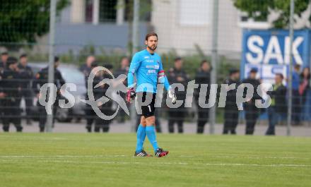 Fussball Regionalliga. SAK gegen Vorwaerts Steyr. Reinhard Grossalber (Steyr), dahinter das Polizeiaufgebot. Welzenegg, am 23.5.2014.
Foto: Kuess
---
pressefotos, pressefotografie, kuess, qs, qspictures, sport, bild, bilder, bilddatenbank