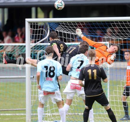 Fussball Kaerntner Liga. Koettmannsdorf gegen St. Veit. Christoph Pibal, Guenther Hubmann, Martin Schellander (Koettmannsdorf), Philipp Hoeberl, Manuel Riesser (St.Veit). Koettmannsdorf, 25.5.2014.
Foto: Kuess
---
pressefotos, pressefotografie, kuess, qs, qspictures, sport, bild, bilder, bilddatenbank