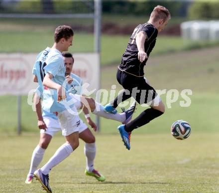 Fussball Kaerntner Liga. Koettmannsdorf gegen St. Veit. Aner Mandzic, (Koettmannsdorf), Philipp Hoeberl (St.Veit). Koettmannsdorf, 25.5.2014.
Foto: Kuess
---
pressefotos, pressefotografie, kuess, qs, qspictures, sport, bild, bilder, bilddatenbank