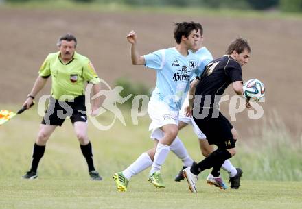 Fussball Kaerntner Liga. Koettmannsdorf gegen St. Veit. Christian Schimmel, (Koettmannsdorf), Christian Groinig (St.Veit). Koettmannsdorf, 25.5.2014.
Foto: Kuess
---
pressefotos, pressefotografie, kuess, qs, qspictures, sport, bild, bilder, bilddatenbank