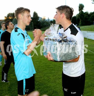 Fussball. 2. Klasse B. Drautal 1b gegen St. Egyden. Kapitaen Florian Nagelschied (Drautal) ueberreicht Kapitaen Patrick Juritsch (St. Egyden) anlaesslich des Aufstieges ein Geschenk. Feistritz/Drau, am 6.6.2014.
Foto: Kuess
---
pressefotos, pressefotografie, kuess, qs, qspictures, sport, bild, bilder, bilddatenbank