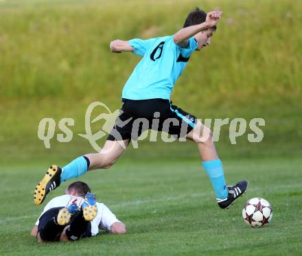 Fussball. 2. Klasse B. Drautal 1b gegen St. Egyden. Michael Johannes Steiner,  (Drautal), Jure Zeljak (St. Egyden). Feistritz/Drau, am 6.6.2014.
Foto: Kuess
---
pressefotos, pressefotografie, kuess, qs, qspictures, sport, bild, bilder, bilddatenbank