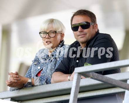 Fussball Nachwuchs. Unter 16. U16 Oberes Play off gegen U16 Akademie. Christian Mayer mit Ehefrau. St. Veit, am 21.6.2014.
Foto: Kuess
---
pressefotos, pressefotografie, kuess, qs, qspictures, sport, bild, bilder, bilddatenbank