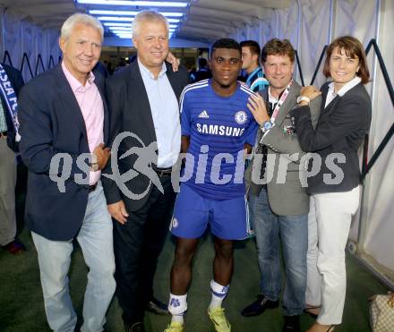 Fussball Testspiel. RZ Pellets WAC gegen Chelsea FC.  Alfred Riedl, Jeremy Boga,  Dietmar Riegler, Frau Riedl,. Klagenfurt, am 23.7.2014.
Foto: Kuess
---
pressefotos, pressefotografie, kuess, qs, qspictures, sport, bild, bilder, bilddatenbank