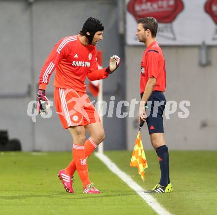 Fussball Testspiel. RZ Pellets WAC gegen Chelsea FC. Petr Cech, Schiedsrichter Assistent (Chelsea). Klagenfurt, am 23.7.2014.
Foto: Kuess
---
pressefotos, pressefotografie, kuess, qs, qspictures, sport, bild, bilder, bilddatenbank