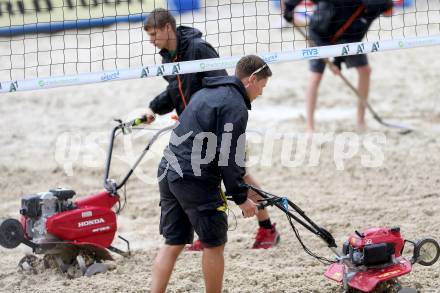 Beachvolleyball Grand Slam.   In der Satzpause muss wegen des starken Regens der Center Court neu praepariert werden. Klagenfurt, 31.7.2014.
Foto: Kuess

---
pressefotos, pressefotografie, kuess, qs, qspictures, sport, bild, bilder, bilddatenbank