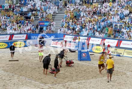 Beachvolleyball Grand Slam.   In der Satzpause muss wegen des starken Regens der Center Court neu praepariert werden. Klagenfurt, 31.7.2014.
Foto: Kuess

---
pressefotos, pressefotografie, kuess, qs, qspictures, sport, bild, bilder, bilddatenbank