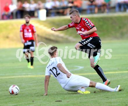 Fussball. Kaerntner Liga. Atus Ferlach gegen SV Feldkirchen/SV Oberglan. Alexander Krainer (Ferlach), Daniel Wernig (SV Feldkirchen/SV Oberglan). Ferlach, 2.8.2014.
Foto: Kuess
---
pressefotos, pressefotografie, kuess, qs, qspictures, sport, bild, bilder, bilddatenbank