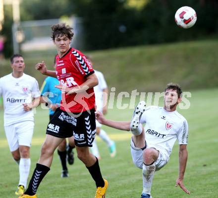 Fussball. Kaerntner Liga. Atus Ferlach gegen SV Feldkirchen/SV Oberglan. Markus Dixer (Ferlach), Robert Thomas Tiffner (SV Feldkirchen/SV Oberglan). Ferlach, 2.8.2014.
Foto: Kuess
---
pressefotos, pressefotografie, kuess, qs, qspictures, sport, bild, bilder, bilddatenbank