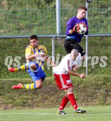 Fussball Unterliga Ost. Ludmannsdorf gegen Liebenfels. Juergen Zedlacher, Gerfried Einspieler,  (Ludmannsdorf), Simon Kienberger (Liebenfels). Ludmannsdorf, 3.8.2014.
Foto: Kuess
---
pressefotos, pressefotografie, kuess, qs, qspictures, sport, bild, bilder, bilddatenbank