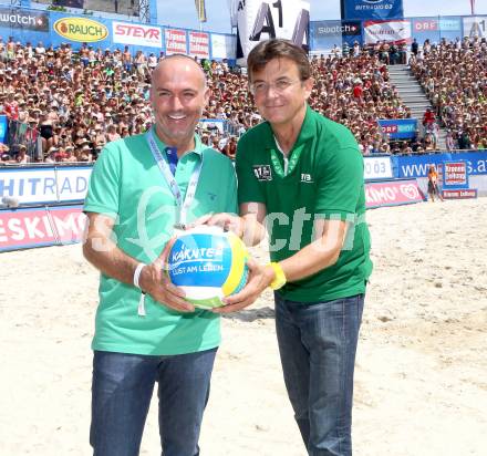 Beachvolleyball Grand Slam. Minister Gerald Klug, Hannes Jagerhofer. Klagenfurt, 3.8.2014.
Foto: Kuess

---
pressefotos, pressefotografie, kuess, qs, qspictures, sport, bild, bilder, bilddatenbank