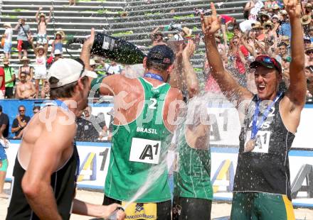 Beachvolleyball Grand Slam. Siegerehrung.  Sektdusche. Bruno Oscar SCHMIDT, CONTE CERUTTI ALISON (BRA), Isaac Kapa, Christopher McHugh (AUS). Klagenfurt, 3.8.2014.
Foto: Kuess

---
pressefotos, pressefotografie, kuess, qs, qspictures, sport, bild, bilder, bilddatenbank