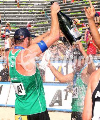 Beachvolleyball Grand Slam. Siegerehrung. Sektdusche. Bruno Oscar SCHMIDT, CONTE CERUTTI ALISON (BRA). Klagenfurt, 3.8.2014.
Foto: Kuess

---
pressefotos, pressefotografie, kuess, qs, qspictures, sport, bild, bilder, bilddatenbank