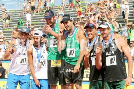 Beachvolleyball Grand Slam. Siegerehrung.  Paolo Nicolai, Daniele Lupo (ITA), Bruno Oscar SCHMIDT, CONTE CERUTTI ALISON (BRA), Isaac Kapa, Christopher McHugh (AUS). Klagenfurt, 3.8.2014.
Foto: Kuess

---
pressefotos, pressefotografie, kuess, qs, qspictures, sport, bild, bilder, bilddatenbank