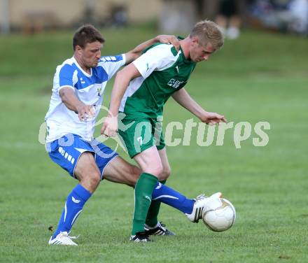 Fussball 1. Klasse C2. HSV gegen Ebental. Michael Gruenwald,  (HSV),  Began Kujrakovic (Ebental). Lendorf, am 2.8.2014.
Foto: Kuess
---
pressefotos, pressefotografie, kuess, qs, qspictures, sport, bild, bilder, bilddatenbank