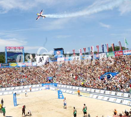 Beachvolleyball Grand Slam. Hannes ueber dem Center Court. Klagenfurt, 3.8.2014.
Foto: Kuess

---
pressefotos, pressefotografie, kuess, qs, qspictures, sport, bild, bilder, bilddatenbank