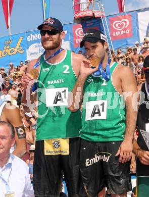 Beachvolleyball Grand Slam. Siegerehrung.  Bruno Oscar SCHMIDT, CONTE CERUTTI (BRA). Klagenfurt, 3.8.2014.
Foto: Kuess

---
pressefotos, pressefotografie, kuess, qs, qspictures, sport, bild, bilder, bilddatenbank