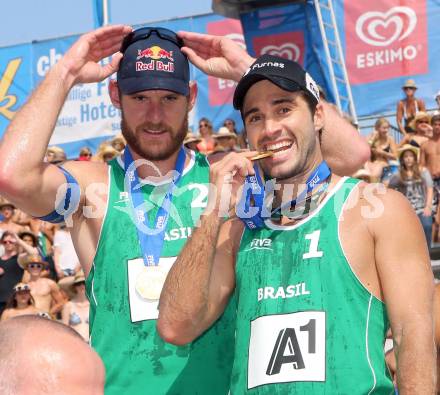 Beachvolleyball Grand Slam. Siegerehrung. Bruno Oscar SCHMIDT, CONTE CERUTTI ALISON (BRA). Klagenfurt, 3.8.2014.
Foto: Kuess

---
pressefotos, pressefotografie, kuess, qs, qspictures, sport, bild, bilder, bilddatenbank