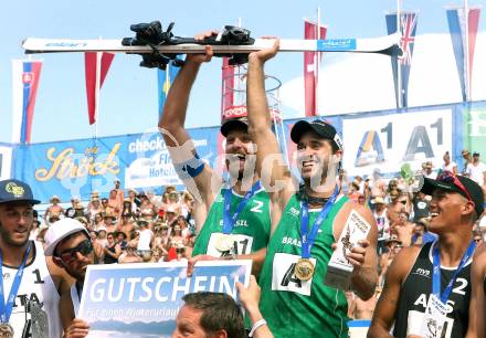 Beachvolleyball Grand Slam. Siegerehrung.  Paolo Nicolai, Daniele Lupo (ITA), Bruno Oscar SCHMIDT, CONTE CERUTTI ALISON (BRA), Isaac Kapa (AUS). Klagenfurt, 3.8.2014.
Foto: Kuess

---
pressefotos, pressefotografie, kuess, qs, qspictures, sport, bild, bilder, bilddatenbank