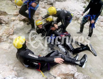 Fussball. Teambuilding. Canyoning. SK Austria Klagenfurt. Fabian Miesenboeck, Sandro Zakany. Soca Tal, 25.7.2014.
Foto: Kuess
---
pressefotos, pressefotografie, kuess, qs, qspictures, sport, bild, bilder, bilddatenbank