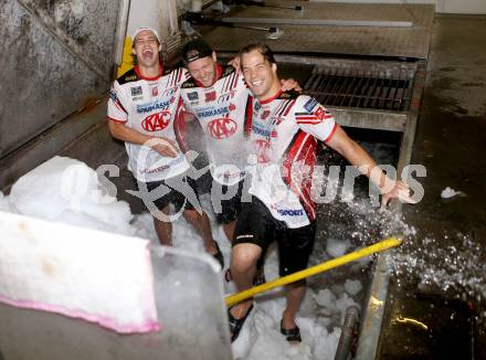 EBEL. Eishockey Bundesliga. KAC. Ice Bucket Challenge. Luke Pither, Rene Swette, Thomas HUndertpfund. Klagenfurt, 13.8.2014.
Foto: Kuess
---
pressefotos, pressefotografie, kuess, qs, qspictures, sport, bild, bilder, bilddatenbank