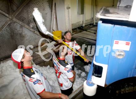 EBEL. Eishockey Bundesliga. KAC. Ice Bucket Challenge. Luke Pither, Thomas Hundertpfund, Rene Swette. Klagenfurt, 13.8.2014.
Foto: Kuess
---
pressefotos, pressefotografie, kuess, qs, qspictures, sport, bild, bilder, bilddatenbank