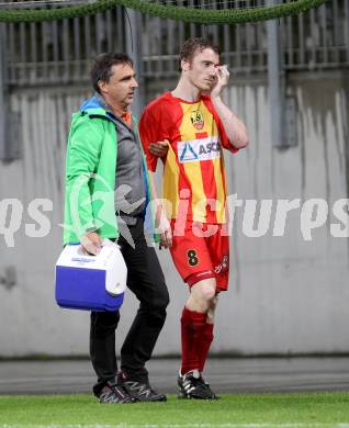 Fussball Regionalliga. Austria Klagenfurt gegen ATSV Wolfsberg. Verletzt Mathias Berchtold (ATSV). Wolfsberg, 8.8.2014.
Foto: Kuess
---
pressefotos, pressefotografie, kuess, qs, qspictures, sport, bild, bilder, bilddatenbank