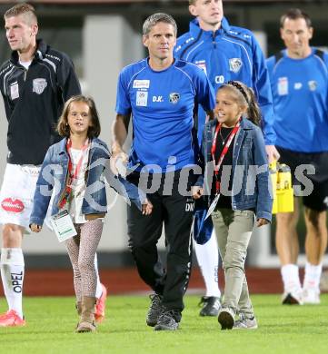 Fussball Bundesliga. RZ Pellets WAC gegen SV Josko Ried. Trainer Dietmar Kuehbauer und seine Toechter (WAC). Wolfsberg, am 16.8.2014.
Foto: Kuess

---
pressefotos, pressefotografie, kuess, qs, qspictures, sport, bild, bilder, bilddatenbank