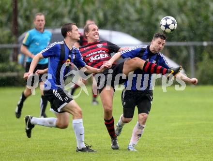 Fussball 2. KLasse D. Tainach gegen St. Paul. Thomas Raunig, (Tainach), Manfred Orgl, Primoz Urlep  (St. Paul). Tainach, am 23.8.2014.
Foto: Kuess
---
pressefotos, pressefotografie, kuess, qs, qspictures, sport, bild, bilder, bilddatenbank