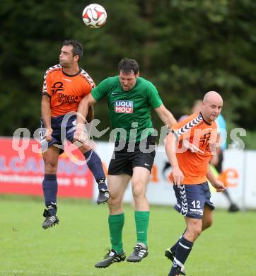 Fussball 2. KLasse C. Oberglan gegen St. Urban.  Johannes Petscharnig, Philip Gastinger, (Oberglan), August Regenfelder (St. Urban). Oberglan, am 16.8.2014.
Foto: Kuess
---
pressefotos, pressefotografie, kuess, qs, qspictures, sport, bild, bilder, bilddatenbank