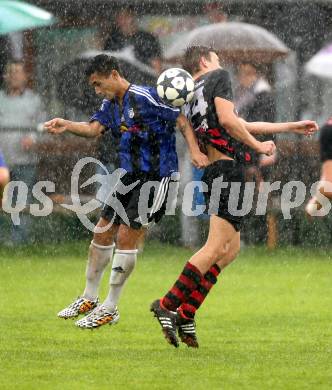 Fussball 2. KLasse D. Tainach gegen St. Paul. Johannes Schiffer, (Tainach),  Kevin Trauntschnig (St. Paul). Tainach, am 23.8.2014.
Foto: Kuess
---
pressefotos, pressefotografie, kuess, qs, qspictures, sport, bild, bilder, bilddatenbank