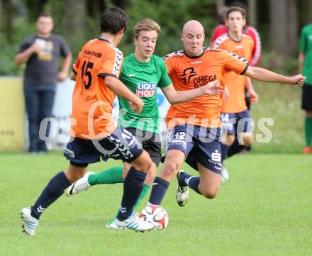 Fussball 2. KLasse C. Oberglan gegen St. Urban.  Simon Gruber, Philip Gastinger,  (Oberglan),  Stefan Johann Kraschl  (St. Urban). Oberglan, am 16.8.2014.
Foto: Kuess
---
pressefotos, pressefotografie, kuess, qs, qspictures, sport, bild, bilder, bilddatenbank