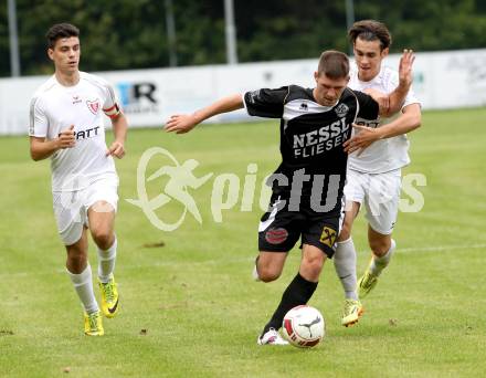 Fussball. Kaerntner Liga. Atus Ferlach gegen Spittal/Drau. Lukas Jaklitsch, Martin Sustersic (Ferlach), Davor Bubanja (Spittal).
Ferlach, 30.8.2014.
Foto: Kuess
---
pressefotos, pressefotografie, kuess, qs, qspictures, sport, bild, bilder, bilddatenbank