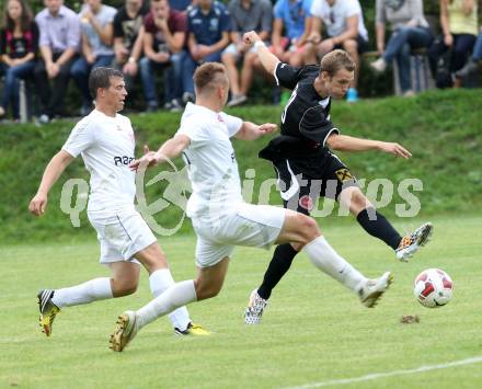 Fussball. Kaerntner Liga. Atus Ferlach gegen Spittal/Drau. Thomas Waldhauser, Dejan Kern (Ferlach), Daniel Urbas (Spittal). Ferlach, 30.8.2014.
Foto: Kuess
---
pressefotos, pressefotografie, kuess, qs, qspictures, sport, bild, bilder, bilddatenbank