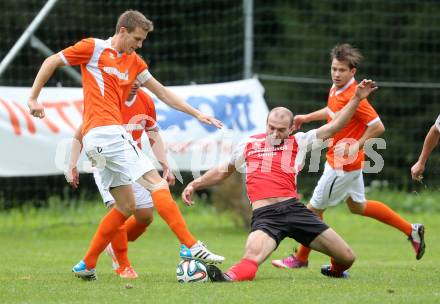 Fussball 1. KLasse C1.  Sirnitz gegen Eberstein. Markus Struckl, (Sirnitz), Manuel Rabitsch (Eberstein). Sirnitz, am 30.8.2014.
Foto: Kuess
---
pressefotos, pressefotografie, kuess, qs, qspictures, sport, bild, bilder, bilddatenbank