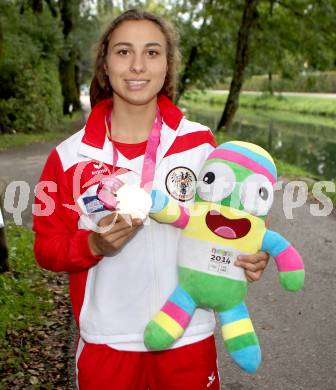 Wildwassersport. Canadier C1. Empfang Jugendolympiasiegerin Nadine Weratschnig. Nadine Weratschnig. Klagenfurt, am 1.9.2014.
Foto: Kuess
---
pressefotos, pressefotografie, kuess, qs, qspictures, sport, bild, bilder, bilddatenbank