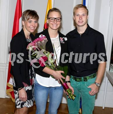 Schwimmen. Lisa Zaiser, Ehrung durch Landeshauptmann Peter Kaiser. Mutter Petra, Lisa Zaiser, Bruder Timo. Klagenfurt, am 5.9.2014.
Foto: Kuess
---
pressefotos, pressefotografie, kuess, qs, qspictures, sport, bild, bilder, bilddatenbank