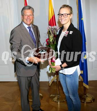 Schwimmen. Lisa Zaiser, Ehrung durch Landeshauptmann Peter Kaiser. Peter Kaiser, Lisa Zaiser. Klagenfurt, am 5.9.2014.
Foto: Kuess
---
pressefotos, pressefotografie, kuess, qs, qspictures, sport, bild, bilder, bilddatenbank