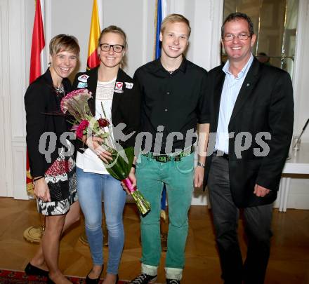 Schwimmen. Lisa Zaiser, Ehrung durch Landeshauptmann Peter Kaiser.  Mutter Petra, Lisa Zaiser, Bruder Timo. Klagenfurt, am 5.9.2014.
Foto: Kuess
---
pressefotos, pressefotografie, kuess, qs, qspictures, sport, bild, bilder, bilddatenbank