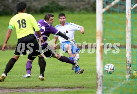 Fussball 1. Klasse C2. HSV gegen Krumpendorf. Mario Krall, (HSV), Fahrudin Zecic  (Krumpendorf). Lendorf, am 13.9.2014.
Foto: Kuess
---
pressefotos, pressefotografie, kuess, qs, qspictures, sport, bild, bilder, bilddatenbank