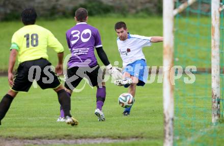 Fussball 1. Klasse C2. HSV gegen Krumpendorf. Mario Krall, (HSV), Fahrudin Zecic  (Krumpendorf). Lendorf, am 13.9.2014.
Foto: Kuess
---
pressefotos, pressefotografie, kuess, qs, qspictures, sport, bild, bilder, bilddatenbank