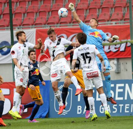 Fussball Bundesliga. RZ Pellets WAC gegen FC Red Bull Salzburg. Boris Huettenbrenner, Tadej Trdina, Nemanja Rnic,  (WAC), Alexander Walke (Salzburg). Klagenfurt, am 14.9.2014.
Foto: Kuess

---
pressefotos, pressefotografie, kuess, qs, qspictures, sport, bild, bilder, bilddatenbank