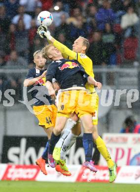 Fussball Bundesliga. RZ Pellets WAC gegen FC Red Bull Salzburg. Alexander Kofler, (WAC), Martin Hinteregger, Kevin Kampl (Salzburg). Klagenfurt, am 14.9.2014.
Foto: Kuess

---
pressefotos, pressefotografie, kuess, qs, qspictures, sport, bild, bilder, bilddatenbank